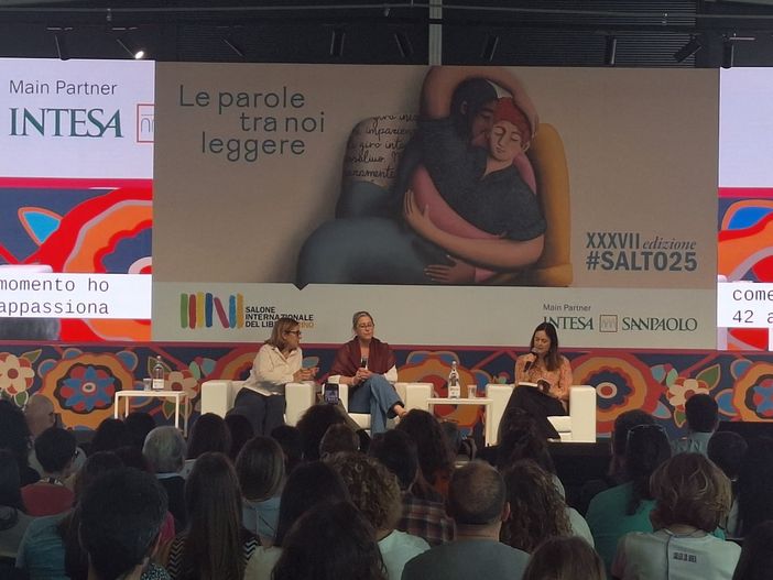 Caroline Darian al SalTo2025: in centinaia per "E ho smesso di chiamarti papà" Caroline Darian al SalTo2025: in centinaia per "E ho smesso di chiamarti papà"