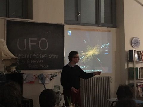 Ai Bagni Pubblici di via Agliè “I bosoni di Higgs non vengono mai soli” Ai Bagni Pubblici di via Agliè “I bosoni di Higgs non vengono mai soli”