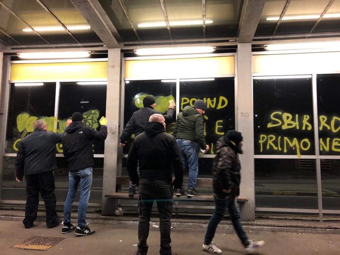 CasaPound ripulisce le scritte degli antifascisti nel quartiere Lucento
