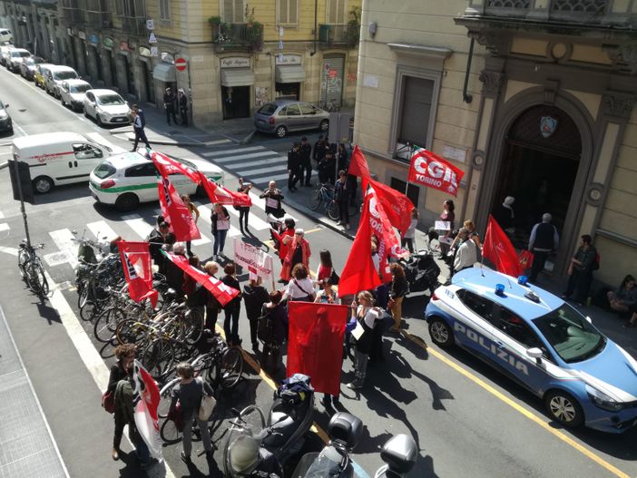 bandiere della Cgil in piazza