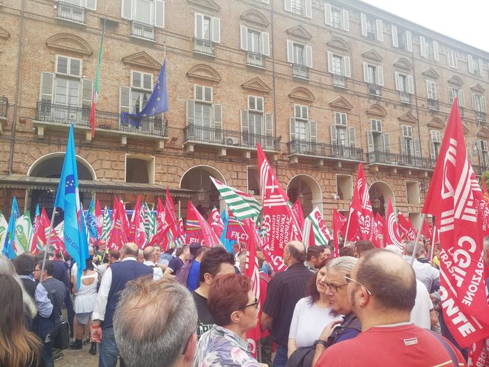 "Non si può e non si deve morire di lavoro": oltre 500 persone in presidio in piazza Castello