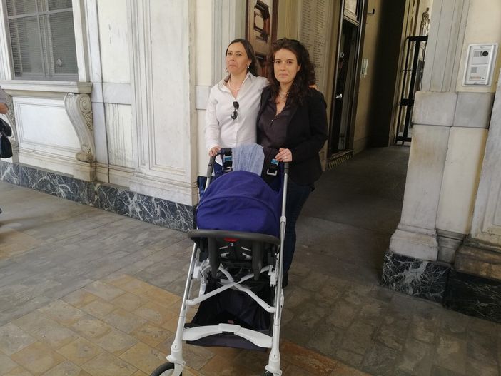 Coppie gay, il Comune di Torino registra i figli all'Anagrafe (VIDEO) Coppie gay, il Comune di Torino registra i figli all'Anagrafe (VIDEO)