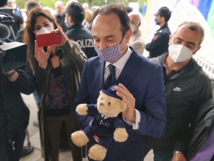 Cirio con un peluche ieri in visita al Regina Margherita