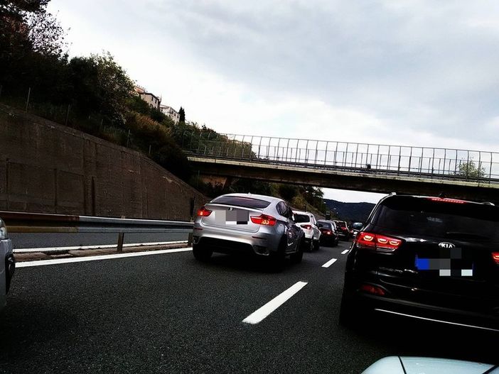 Boom di turisti in Liguria per il "ponte" del 2 giugno: già 30 km di code per il rientro