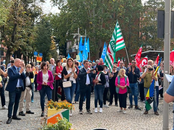 corteo di persone con bandiere corteo di persone con bandiere