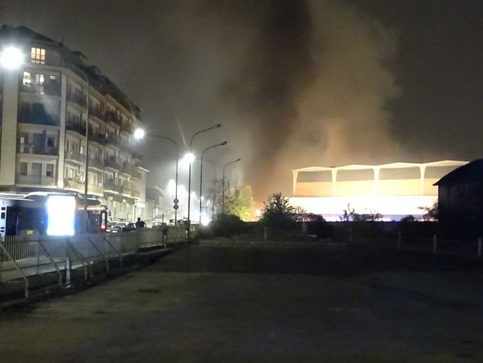 Fiamme alte all'ex Gondrand: paura nel quartiere Borgo Vittoria