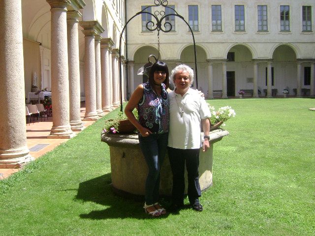 Silvia Mezzanotte canta l'Ave Maria in abbazia e poi fa sold out a Parco Dora