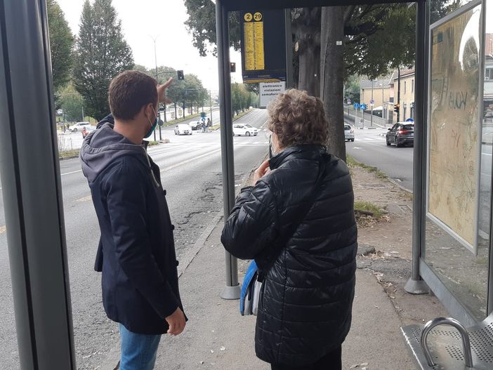 Buche e asfalto dissestato alle fermate bus di corso Potenza: &quot;Sono pericolose&quot;. Gtt replica: &quot;Le sposteremo&quot;