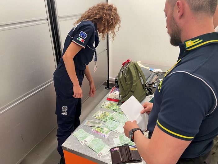 Sbarcato a Caselle dal Canada con 10mila euro e assegni in bianco: sospettato di riciclaggio