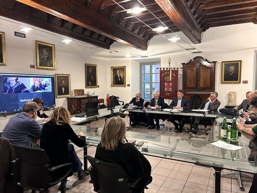 Un momento della commissione tenuta ieri in municipio ad Alba Un momento della commissione tenuta ieri in municipio ad Alba