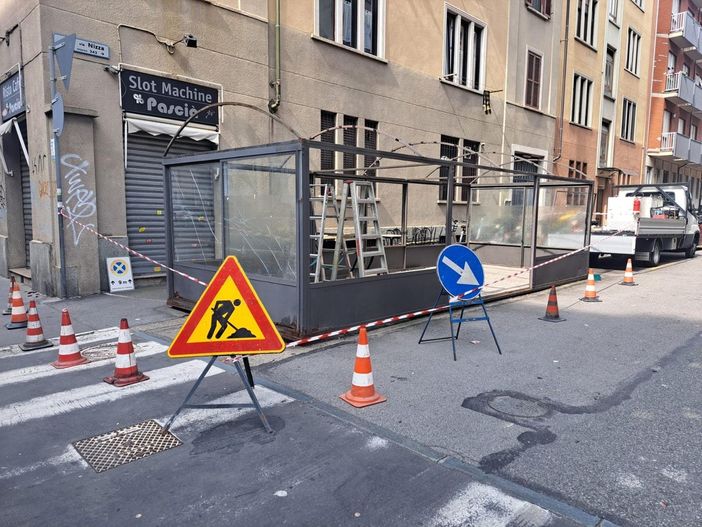 Rimosso l’ex dehors del bar Pascià: via Nizza guadagna nuovi posti auto