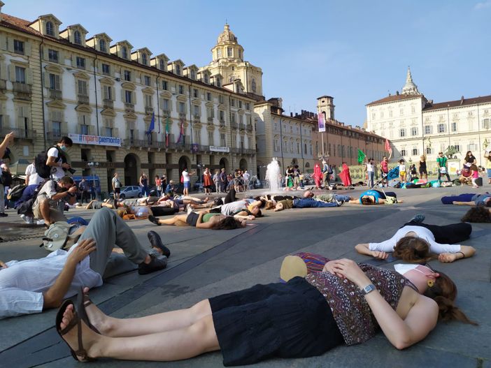 Extinction Rebellion conquista Piazza Castello e rilancia l'appello ai media: “Dite la verità sulla crisi climatica”