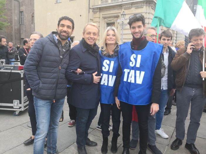 Al corteo Sì Tav a Torino anche Forza Italia, grande assente Cirio: "La nostra è una presenza civica" Al corteo Sì Tav a Torino anche Forza Italia, grande assente Cirio: "La nostra è una presenza civica"