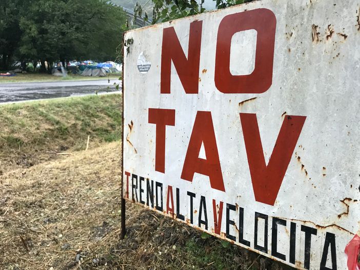 No Tav, inizia la giornata più lunga: migliaia di manifestanti sfidano la pioggia e puntano il cantiere