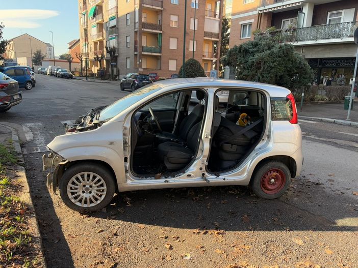 La Fiat Panda smontata in via Pramollo, a Mirafiori Sud La Fiat Panda smontata in via Pramollo, a Mirafiori Sud