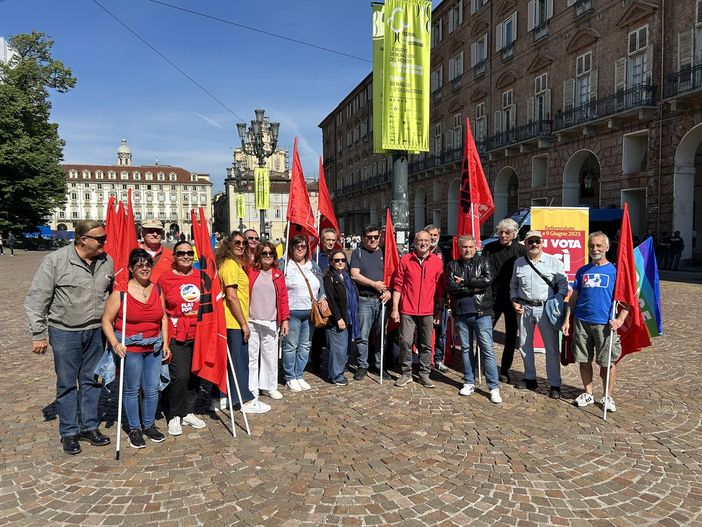 Manifestazione questa mattina davanti alla prefettura