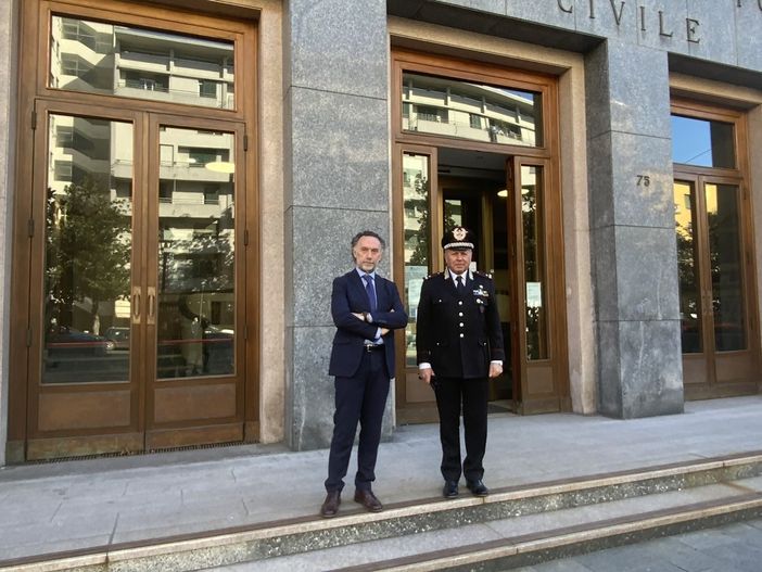 stretta di mano durante un incontro ufficiale