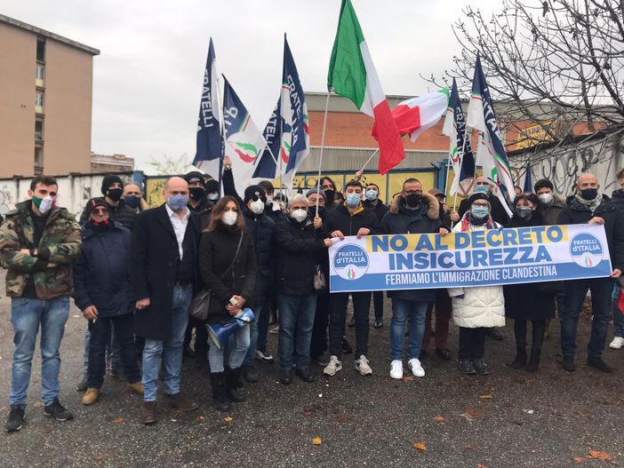 Ex Gondrand, presidio di Fratelli d’Italia: “Simbolo di illegalità e della periferia di Torino dimenticata” [VIDEO e FOTO]