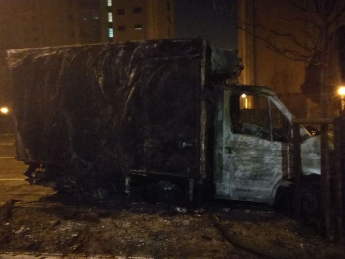 Barriera di Milano: furgone incendiato in via Ponchielli nella serata di ieri Barriera di Milano: furgone incendiato in via Ponchielli nella serata di ieri
