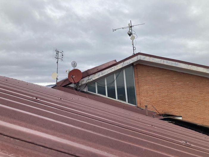 Interventi di manutenzione ordinaria per tetti e serramenti in 8 edifici scolastici