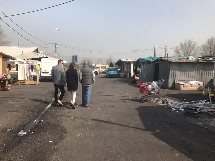 Sopralluogo di Appendino e il consigliere Unia al campo rom di strada dell'Aeroporto: "Trovare soluzioni concrete"