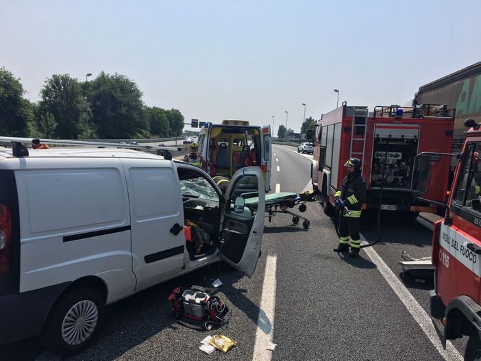 Grave tamponamento in corso Allamano: furgone si incastra sotto camion