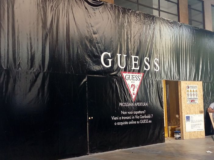 Torino, dalla telefonia all'abbigliamento: in via Roma arriva Guess