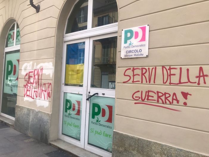 sede pd vandalizzata sede pd vandalizzata