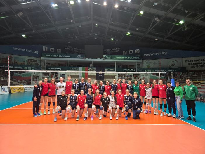 Le ragazze di In Volley Piemonte sul campo da pallavolo Le ragazze di In Volley Piemonte sul campo da pallavolo