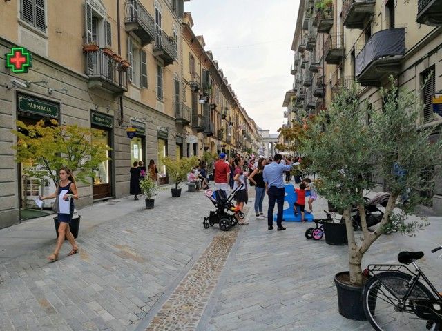 Grande festa per la pedonalizzazione di via Monferrato
