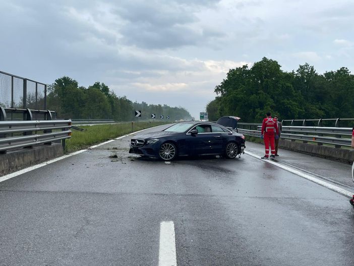 Incidente sulla Ivrea-Santhià: auto invade la carreggiata opposta, nessun ferito