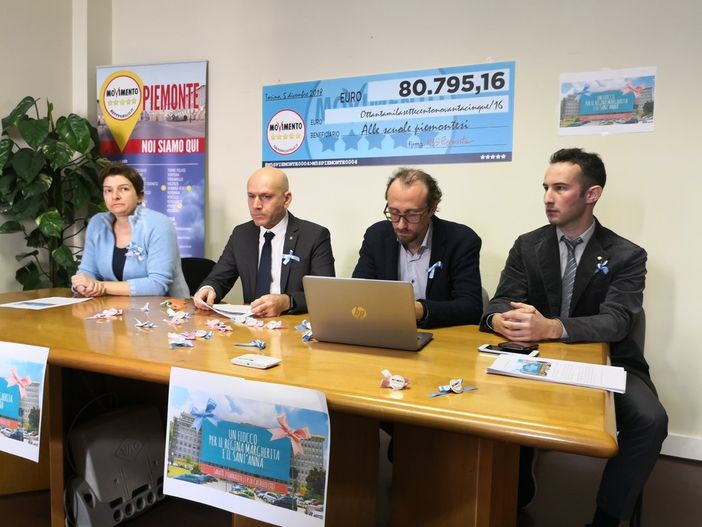 Un fiocco per il Regina Margherita e Sant'Anna, il 2 febbraio flash mob del M5S: "Nel Parco della Salute più posti letto, meno investimento dei privati"