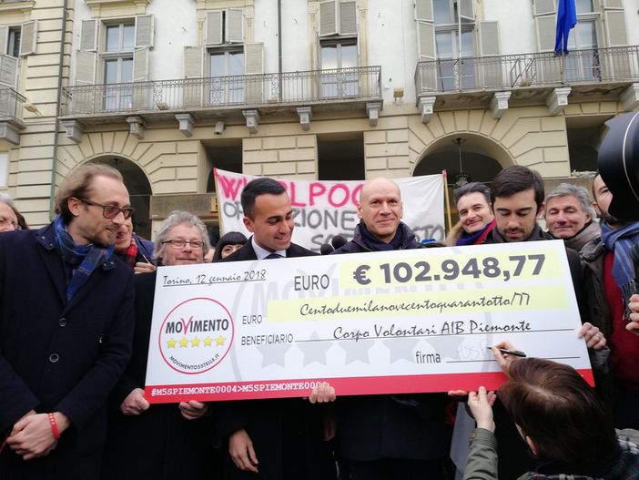 &quot;Noi restituiamo i soldi ai cittadini&quot;: Di Maio a Torino per la donazione dei consiglieri regionali del M5S ai volontari AIB