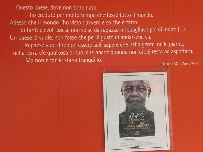 La vita di Nelson Mandela esposta alla Feltrinelli Express di Porta Nuova La vita di Nelson Mandela esposta alla Feltrinelli Express di Porta Nuova