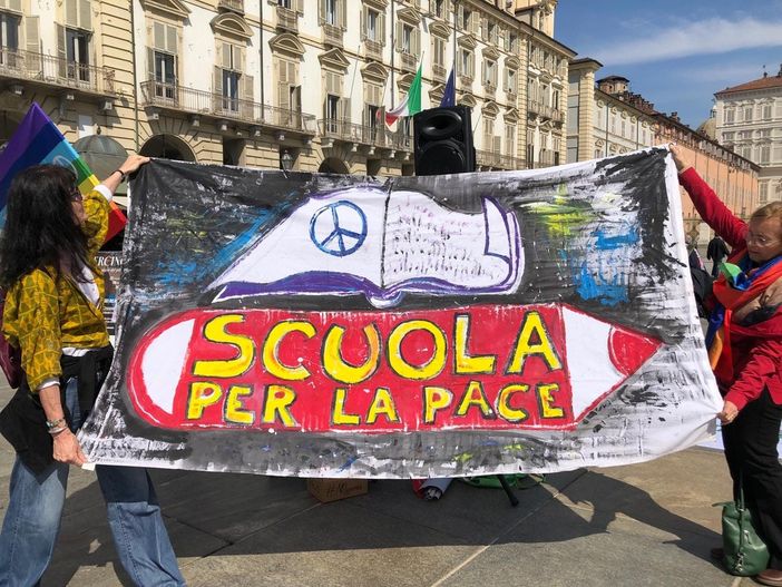 Manifestazione pro pace in p.zza Castello (Torino) - foto tratta dalla pagina FB Manifestazione pro pace in p.zza Castello (Torino) - foto tratta dalla pagina FB
