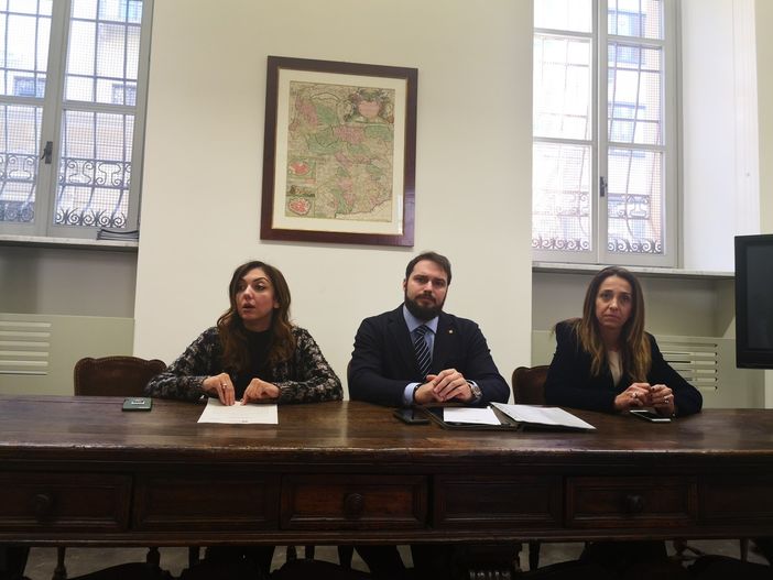 Coronavirus, Comune proibisce mascherine ai dipendenti: Fratelli d'Italia attacca Appendino