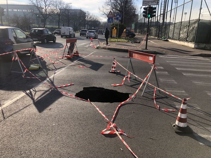 Si apre una maxi voragine a Torino: strada chiusa e disagi Si apre una maxi voragine a Torino: strada chiusa e disagi