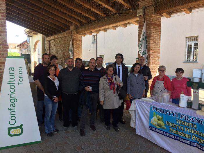 “Dal produttore al consumatore”, inaugurato il mercato a km0 promosso da Comune di Beinasco e Confagricoltura