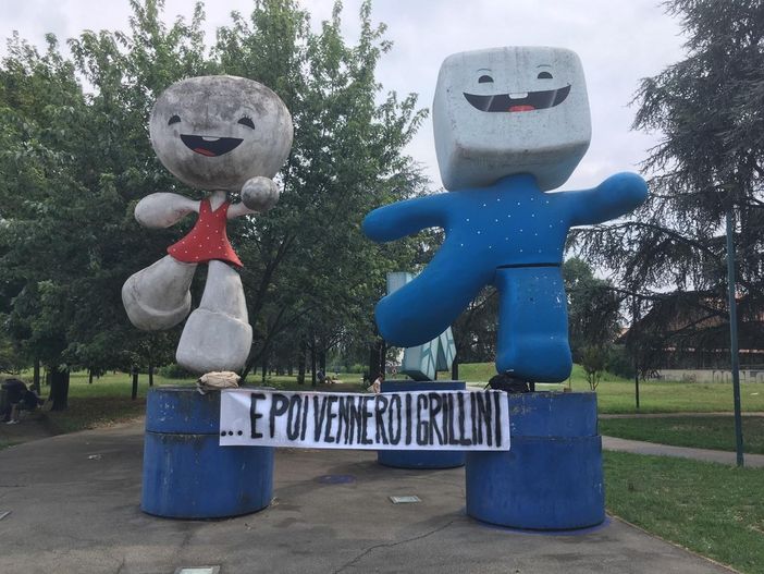 Fratelli d'Italia sulle Olimpiadi 2026: "Neve e Glitz dicono 'E poi vennero i Grillini'" Fratelli d'Italia sulle Olimpiadi 2026: "Neve e Glitz dicono 'E poi vennero i Grillini'"