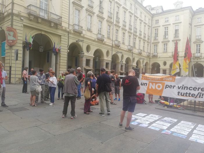 Il Coordinamento No Olimpiadi in protesta davanti al Comune di Torino Il Coordinamento No Olimpiadi in protesta davanti al Comune di Torino