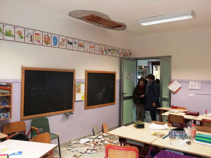 Crollo soffitto alla scuola di Nichelino, Rodari chiusa domani: sindaco sospende ditta appaltatrice