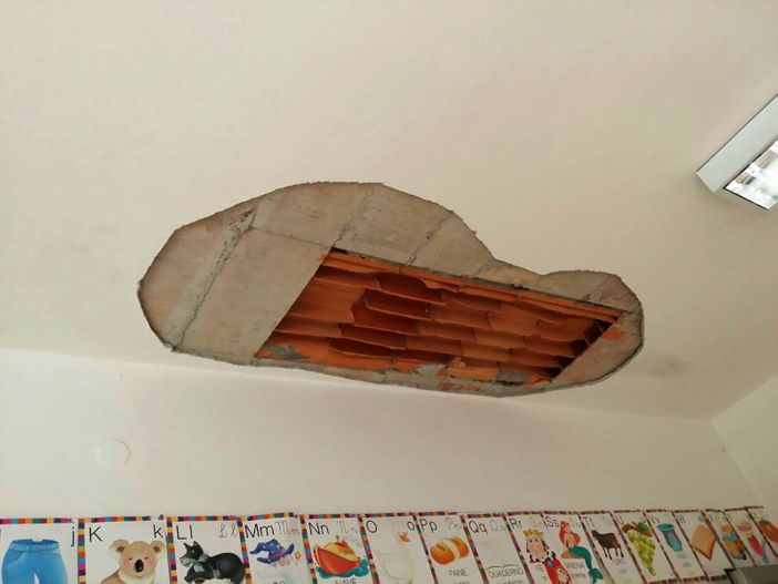 Crolla il controsoffitto di una scuola elementare, paura a Moncalieri