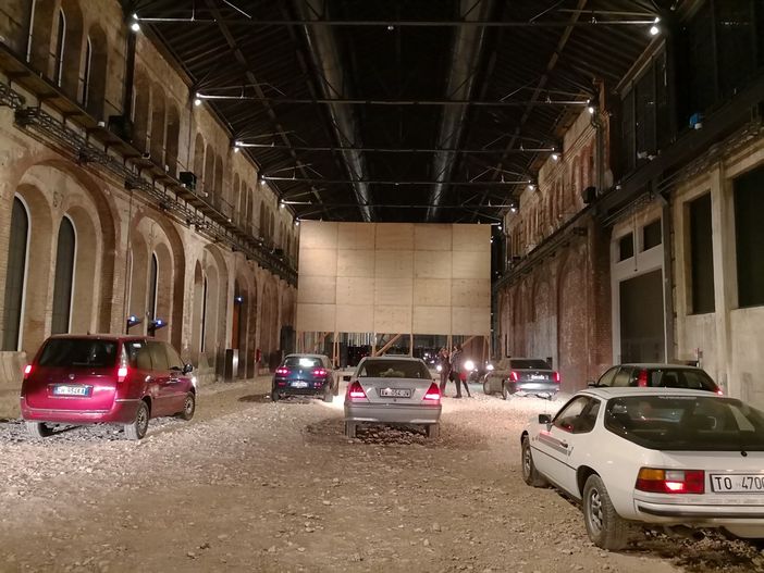 L'ex spazio industriale delle OGR di Torino diventa un parcheggio sterrato apocalittico: dal 2 novembre &quot;L'Atteso&quot; di Mike Nelson