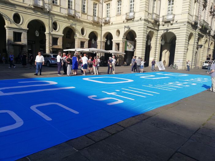Olimpiadi 2026 a Torino, il sì e il no si scontrano davanti al Comune (FOTO e VIDEO)