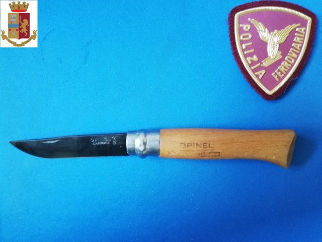 Porta Nuova, si barricano nel bagno del treno per non pagare il biglietto: denunciati Porta Nuova, si barricano nel bagno del treno per non pagare il biglietto: denunciati