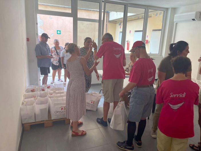 A Carmagnola pacchi alimentari distribuiti da diversamente abili a persone in difficoltà economica
