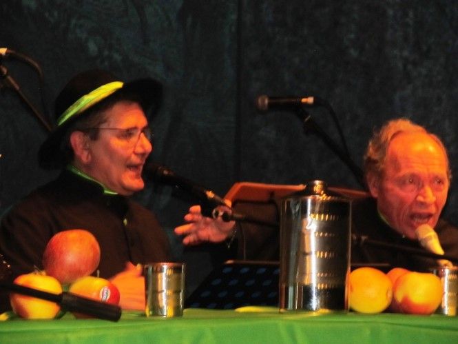 Un grande esordio per “La prima cena canonica”, il nuovo spettacolo con Padre Filip e l’orchestra Bluette