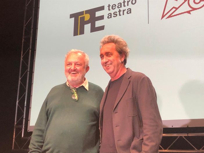 Applausi per Paolo Sorrentino al Teatro Astra: "Nei miei film non cerco mai la verità, non è quello che mi interessa" Applausi per Paolo Sorrentino al Teatro Astra: "Nei miei film non cerco mai la verità, non è quello che mi interessa"