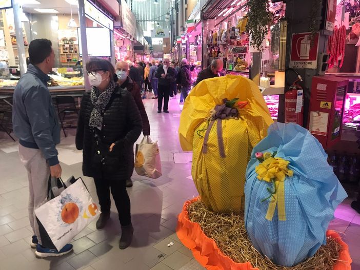 La Pasqua riporta la normalità a Porta Palazzo: assalto a macellerie e banchi [FOTO]