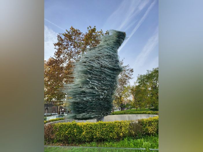 Una statua che guarda al futuro senza dimenticare il passato: la Totalità Una statua che guarda al futuro senza dimenticare il passato: la Totalità